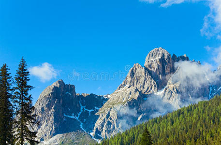 白云石山夏季景观