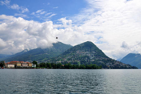 瑞士卢加诺湖上的布雷山