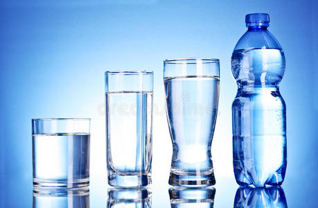 一瓶蓝色的水和玻璃