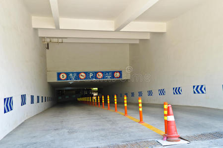 地下停车场入口图片