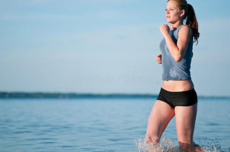女运动员在水中奔跑