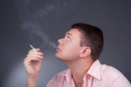 年轻人抽烟的画像照片