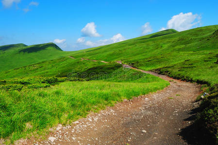 通往偏远青山的山路