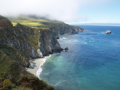 大苏尔海岸线上的悬崖照片