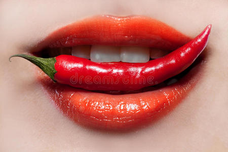 女人的嘴唇和辣椒