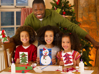 父亲和孩子们一起制作圣诞卡