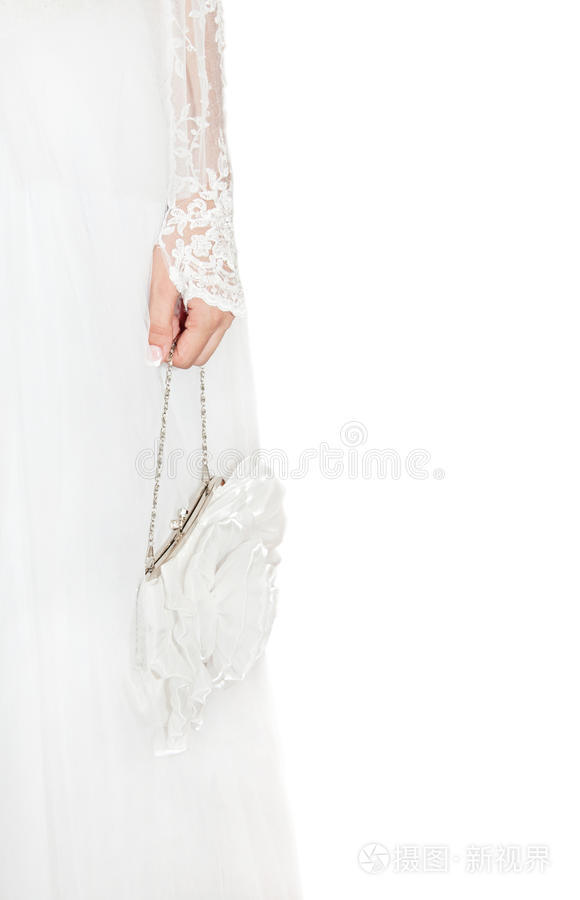 新娘拿着一个白色的小手提包