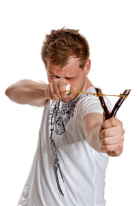 男人瞄准弹弓照片