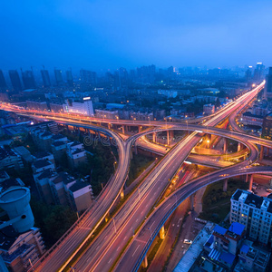 夜间有车灯的高速公路