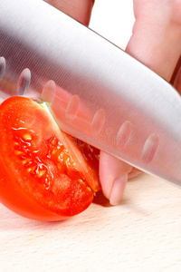切西红柿的女人