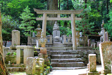 传统大门后的日本古庙图片
