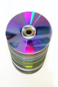 一摞CD和DVD