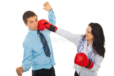 愤怒的女人踢商人愤怒的女商人踢男人拳手表情符号人体皮肤免疫反应