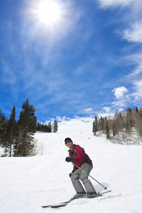 滑雪爱好者享受滑雪假期图片