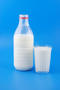 牛奶装在玻璃杯和瓶子里