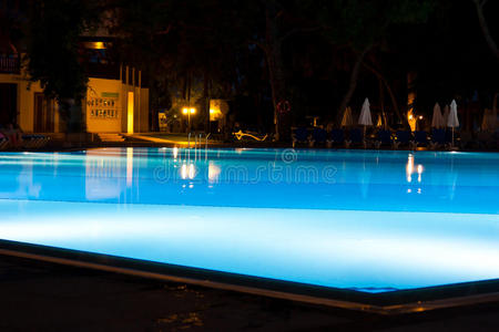 酒店及度假村夜间游泳池