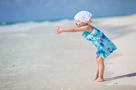 海滩上嬉戏的小女孩