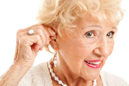 老年妇女插入助听器图片