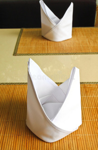 折叠成三角形的白色餐巾