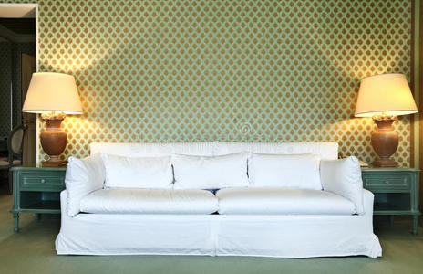 舒适的西装，白色长沙发