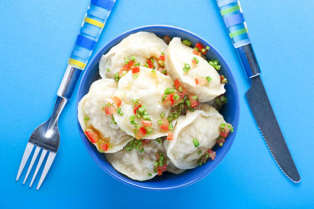 蓝色背景的pelmeni