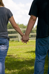 青少年情侣牵手夏日恋情照片