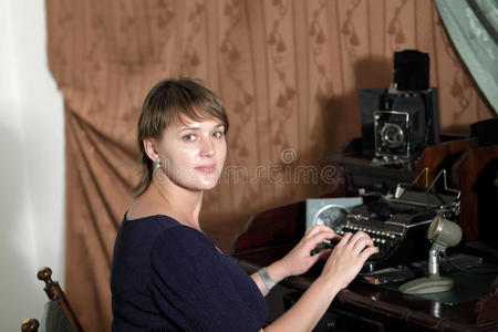 女人与复古印刷机