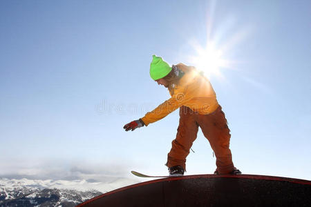 蓝天下凉爽的滑雪板