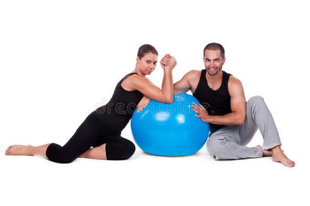 情侣们在fitball上放松