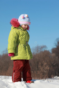 冬天站在雪地里的小女孩