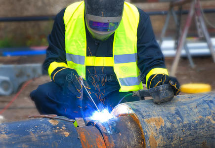 焊工面罩带防护面罩的焊工照片