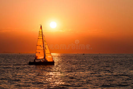日落背景下的帆船