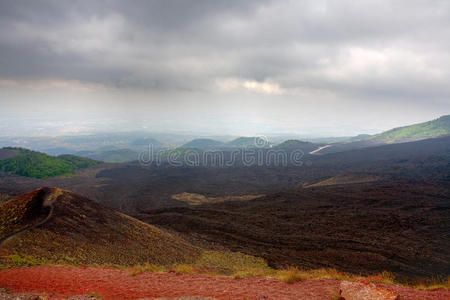 埃特纳火山的熔岩流和火山口图片