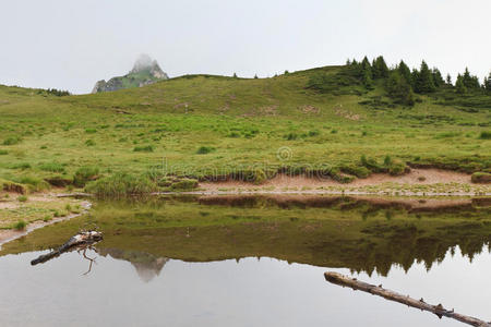 高山湖泊图片