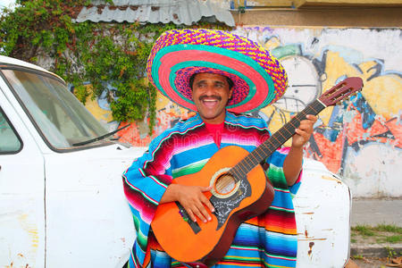 墨西哥幽默男子微笑着弹吉他