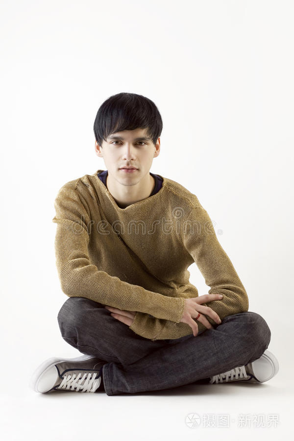 盘腿坐在地板上的年轻人