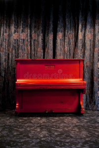 复古红色钢琴