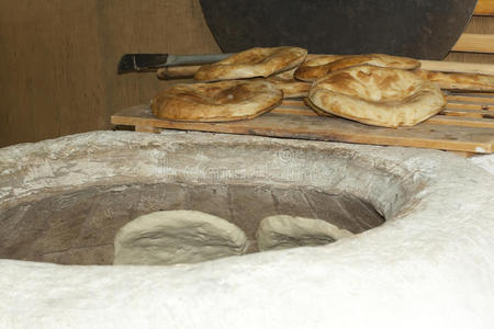 在石炉里烤皮塔面包图片