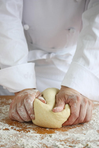 揉手掌面包师做面包,揉面团照片