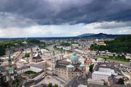 奥地利萨尔茨堡老城上空的暴风雨