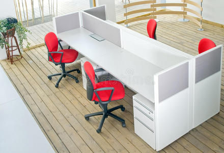 办公桌和红色椅子隔间套装