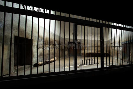 监狱大门门与银链子锁,在城市的背景废弃监狱的走廊布痕瓦尔德营地
