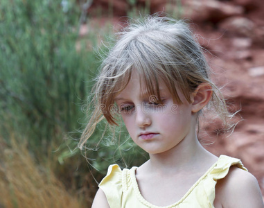 头发稀疏的可怜的小女孩照片