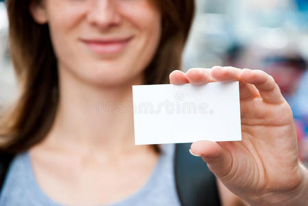 持空卡的女子图片