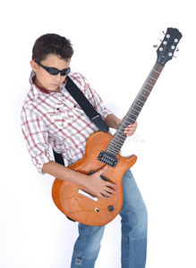 弹吉他的男孩