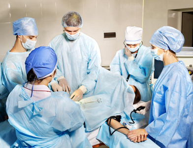 一群外科医生在看病人。