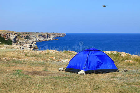 岩石海岸上的蓝色帐篷