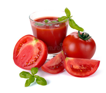 一杯番茄汁和水果