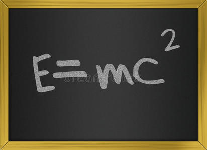 黑板上的爱因斯坦相对论公式照片