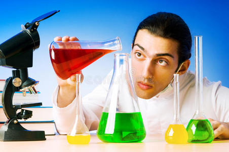 化学家在实验室试验